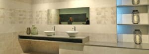 Showroom con ambiente cerámico - Pavimento y revestimiento de baño